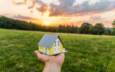 Grundstück kaufen und später bauen: So gelingt die richtige Baufinanzierung